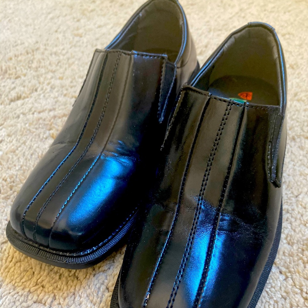 Casual black leather shoes
